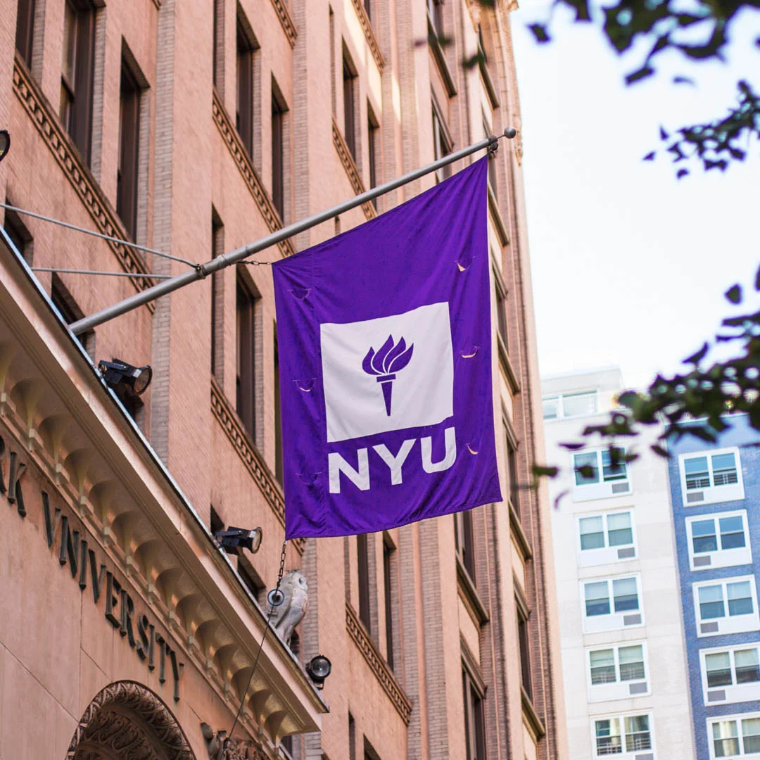 纽约大学（NYU）主楼外的紫色校旗
